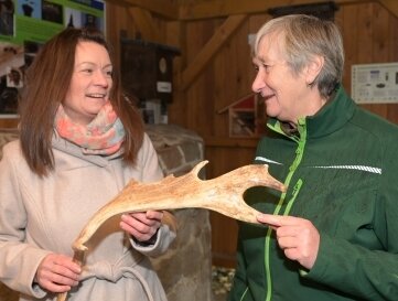 Tierparkleiterin Ramona Demmler (r.) begrüßt den 100.000. Besucher in diesem Jahr: Sandra Hoth aus Zeulenroda.