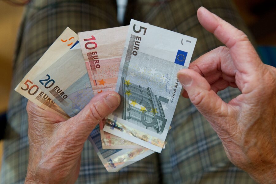 100.000 Neurentner in Sachsen, Sachsen-Anhalt und Thüringen - Eine ältere Frau zählt Geld.