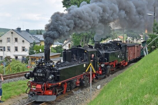 100-jährige "Hulda" verkörpert Eisenbahngeschichte - Die Schmalspurlok der Baureihe IV K der früheren sächsischen Eisenbahn Nummer 99 1608, hier als Vorspannlok, wird seit Donnerstag bei sogenannten Lastprobefahrten auf dem Schienengleis der Fichtelbergbahn getestet. 