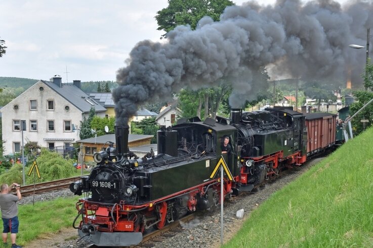 100-jährige "Hulda" verkörpert Eisenbahngeschichte - Die Schmalspurlok der Baureihe IV K der früheren sächsischen Eisenbahn Nummer 99 1608, hier als Vorspannlok, wird seit Donnerstag bei sogenannten Lastprobefahrten auf dem Schienengleis der Fichtelbergbahn getestet. 