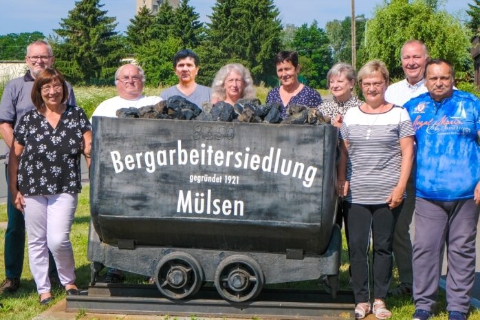 100-jährige Siedlung ist beliebter Wohnort - In Vorbereitung auf das 100-jährige Bestehen der Bergarbeitersiedlung hat sich der Siedlervorstand um den Vorsitzenden Udo Meyer (links) vor dem Hunt an der Einmündung zur Ernst-Schneller-Straße fotografieren lassen.