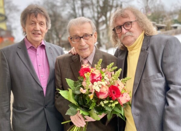 Horst Poller hat am Montag seinen 100. Geburtstag begangen. Zur Feier reisten auch seine Söhne Thomas (l.) und Günter aus Berlin nach Bernsbach an. 