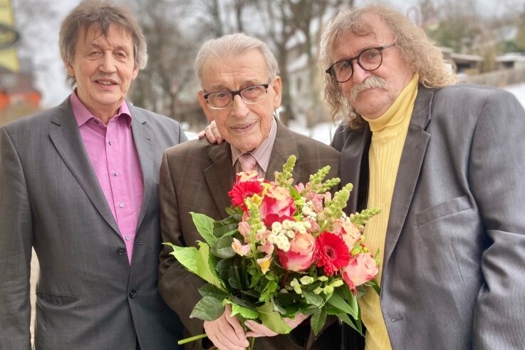 100-Jähriger verrät sein Geheimnis für ein langes Leben - Horst Poller hat am Montag seinen 100. Geburtstag begangen. Zur Feier reisten auch seine Söhne Thomas (l.) und Günter aus Berlin nach Bernsbach an. 