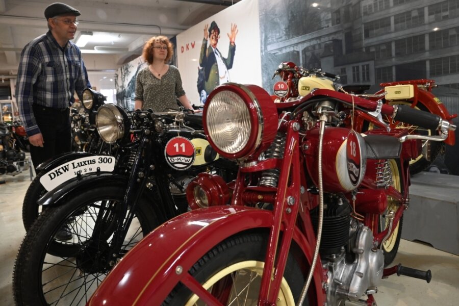Vom Fahrradhilfsmotor über Motorräder aller Klassen bis zu Autos reichte die Palette der Zschopauer Marke DKW. Museumsdirektor Dirk Schmerschneider und Mitarbeiterin Kathy Eichholz führen durch die neue Ausstellung.