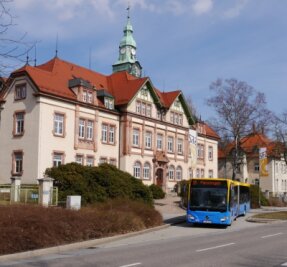 100 Jahre nach dem ersten Stadtbus - Der heutige Zustand mit der Haltestelle Rehabilitationszentrum und einem modernen Bus der CVAG. 