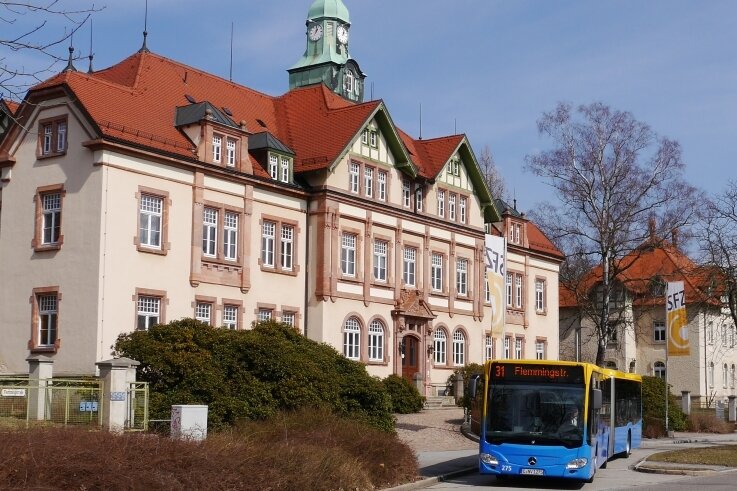 100 Jahre nach dem ersten Stadtbus - Der heutige Zustand mit der Haltestelle Rehabilitationszentrum und einem modernen Bus der CVAG. 