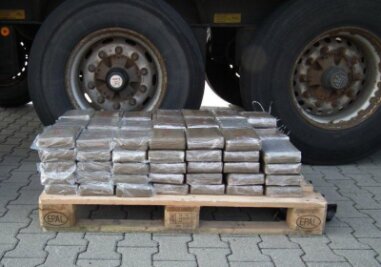 100 Kilo Haschisch in Lastzug auf A 4 entdeckt - Hier steckten die Drogen.