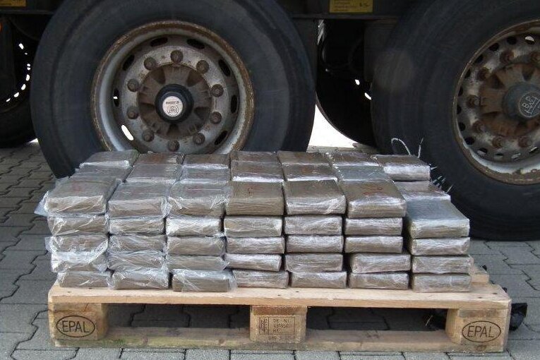100 Kilo Haschisch in Lastzug auf A 4 entdeckt - Hier steckten die Drogen.