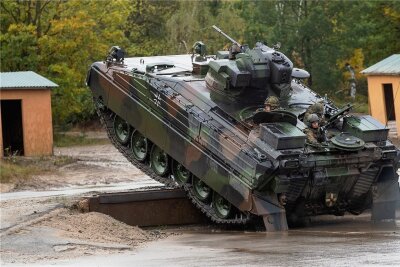 100 Milliarden Euro für die marode Bundeswehr - Ein Schützenpanzer der Bundeswehr vom Typ Marder, der von Rheinmetall Landsysteme gebaut wird, fährt bei einer Informationslehrübung über ein Hindernis. 