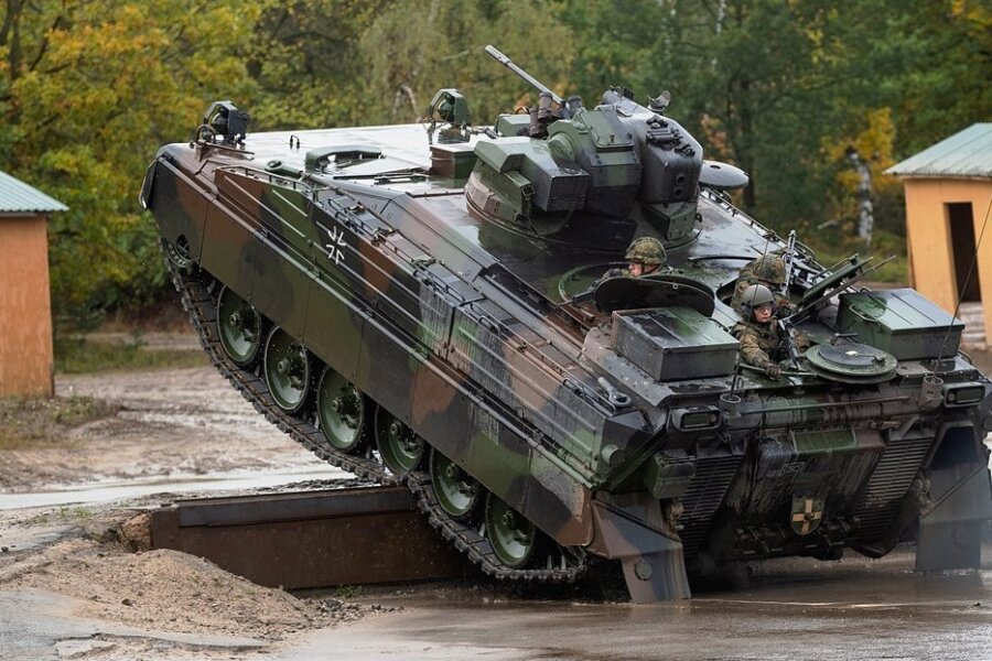 Ein Schützenpanzer der Bundeswehr vom Typ Marder, der von Rheinmetall Landsysteme gebaut wird, fährt bei einer Informationslehrübung über ein Hindernis. 