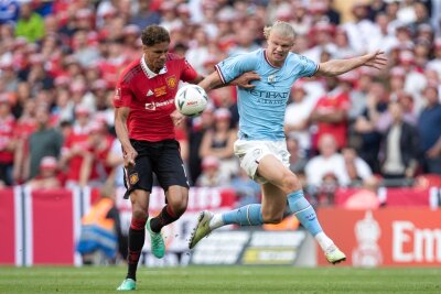 100 Minuten Spielzeit: Englands Fußballer kritisieren neue Reformen - Chris Löwe hat Verständnis - Raphaël Varane von Manchester United, hier im Duell mit Erling Haaland, hat die FA scharf kritisiert. 