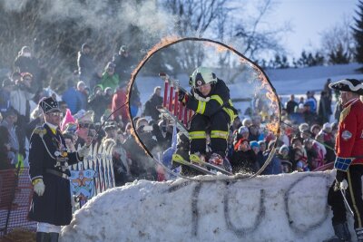 100. Skifasching in Oberwiesenthal - Ein Sprung durch einen brennenden Reifen zählte zu den Höhepunkten des Events.