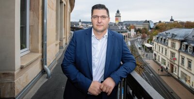 100 Tage im Amt: Was der neue Landrat schon erreicht hat - Thomas Hennig auf dem Balkon seines Büros im Behördensitz in Plauen. Der CDU-Politiker hat als Landrat des Vogtlandkreises bewegte erste 100 Tage im Amt absolviert. 