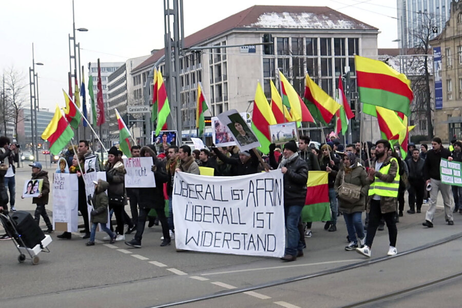 100 Teilnehmende auf Kurden-Demo in Chemnitz - Die Demonstranten richteten einen Friedens-Appell an die Welt.