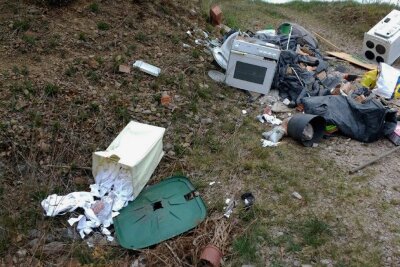 100 Tonnen in einem Jahr entsorgt: Ärger um illegal abgeladenen Müll im Kreis Zwickau - Bauschutt wurde an einem Wirtschaftsweg in Hirschfeld abgeladen. 