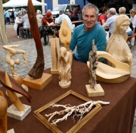 1000 Besucher auf Holzkunstmarkt - Roland Flechtner an seinem Stand: "Man spürt bei den Märkten schon, dass es etwas ruhiger zugeht." 
