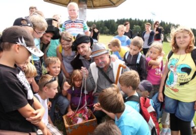 1000 Entdecker nutzen Sommer für spannende Fußmärsche - Der Schatz ist gefunden: Zirka 50 Kinder unterstützten am Dienstag Fritz Stülpner bei der Suche am Spiegelwald.