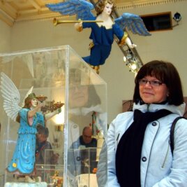1000 Himmelsboten im Erzhammer - 
              <p class="artikelinhalt">Monika Ahnert aus Schneeberg gehörte am Samstag zu den ersten Besuchern, die sich die Ausstellung "Himmelsboten" im Erzhammer ansahen. In der Vitrine ist ein geschnitzter Engel von Max Müller aus dem Jahr 1932 zu sehen. Darüber hängt ein Schwebeengel (1710-1740). </p>
            