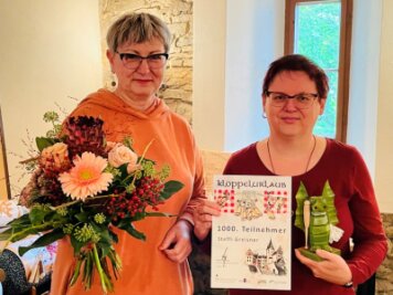 1000. Klöpplerin im Schloss begrüßt - Steffi Greisner aus Dessau-Roßlau (r.) ist von Simone Georgi, der Leiterin der Volkskunstschule des Landkreises, überrascht worden. 