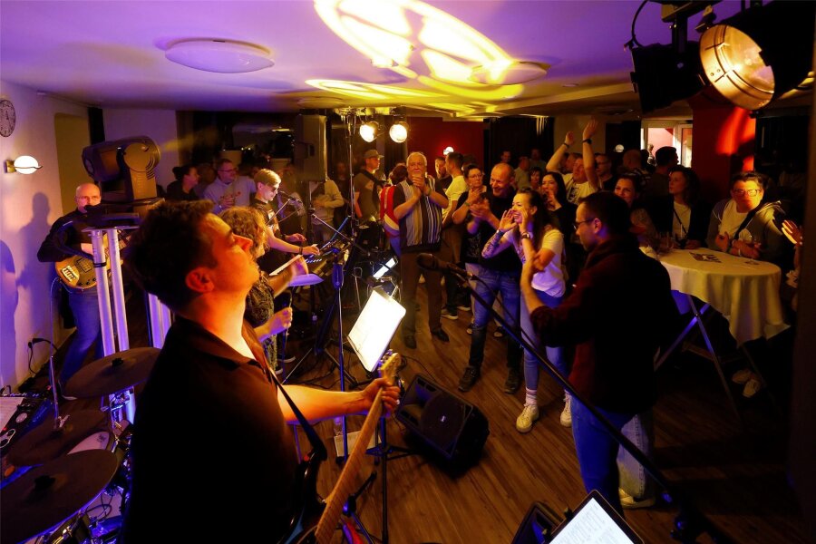 1000 Musikfans feiern bei Hohenstein-Ernstthaler Kneipentour - Beste Stimmung gab es unter anderem in der Kellerbar des Hotels "Drei Schwanen", wo die "Enjoyment Band" spielte.