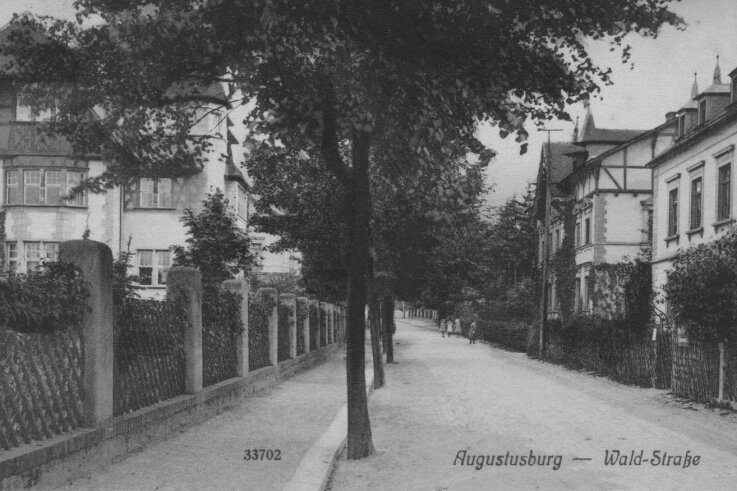 1000 Seiten Chronik über Augustusburg - Eine historische Ansicht aus der Waldstraße. Den Fotografen konnten die Ansichtskartensammler nicht ermitteln. 