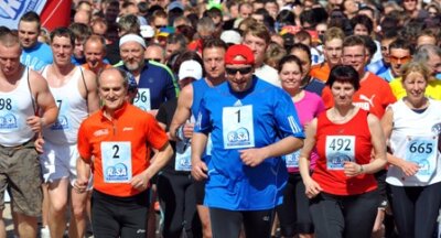 1000 Teilnehmer bei Spaßmarathon in Chemnitz - Rund 1000 Sportbegeisterte beteiligten sich am "Böfi"-Marathon. Neben Moderator Thomas Böttcher (Startnummer 1) war auch Olympiasieger Waldemar Cierpinski (Startnummer 2) mit dabei.