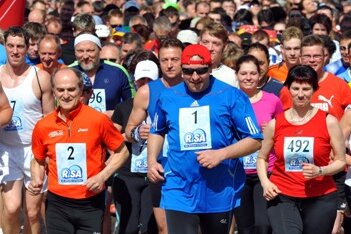 1000 Teilnehmer bei Spaßmarathon in Chemnitz - Rund 1000 Sportbegeisterte beteiligten sich am "Böfi"-Marathon. Neben Moderator Thomas Böttcher (Startnummer 1) war auch Olympiasieger Waldemar Cierpinski (Startnummer 2) mit dabei.