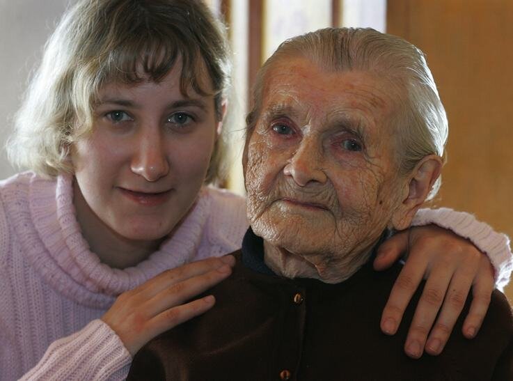 101-Jährige wird von ihrer Familie liebevoll umsorgt - 
              <p class="artikelinhalt">Hedwig Moslehner mit Enkeltochter Britta (27), die mit im Haus wohnt und sich liebevoll um die Großmutter kümmert. </p>
            
