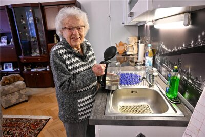 101 Jahre und kein bisschen müde: Hildegard Liebing aus Taura verrät ihr Geheimnis - Zum Frühstück kocht sich Hildegard Liebing Kaffee, dazu gibt es eine Schnitte mit Quark und ein Marmeladenbrötchen. Stolz steht sie vor ihrem Wandbild mit der Skyline von New York (rechts im Bild), „ein Sehnsuchtsort“, sagt die 101-Jährige.