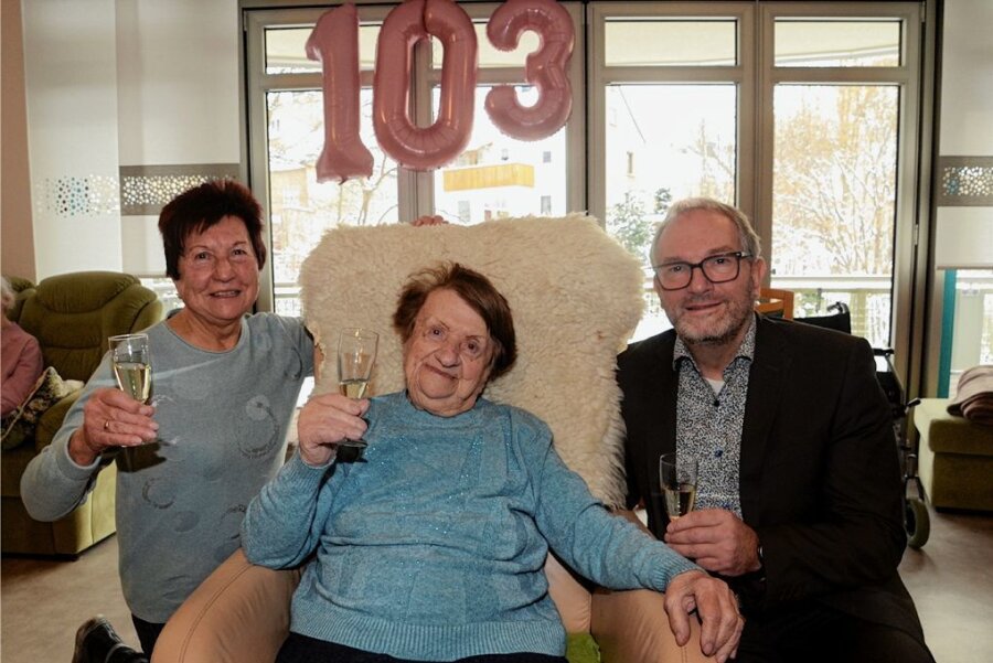 103-jährige Auerbacherin lässt sich nicht nur Sauerbraten und Bambes schmecken - Ein Hoch auf das hohe Lebensalter: Tochter Heide Fiebig (links) und Auerbachs Oberbürgermeister Jens Scharff stießen am Sonntag mit Ilse Engelbrecht auf ihren 103. Geburtstag an.