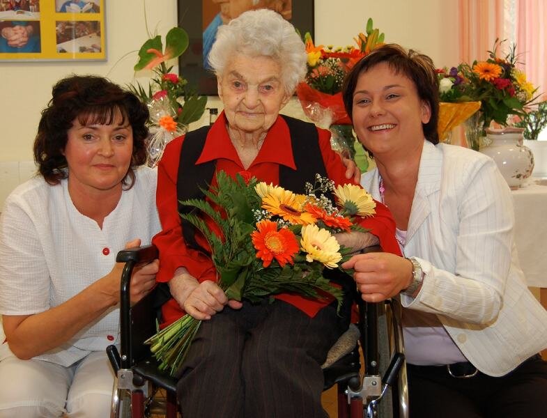 106-Jährige liebt Klitscher und Bohnenkaffee - 
              <p class="artikelinhalt">Ihren 106. Geburtstag konnte Frieda Rehschuh am Sonnabend bei guter Gesundheit im Pflegeheim Lichtenberg feiern. Mit aufs Geburtstagsfoto sollten unbedingt die Wohnbereichsleiterin Silvia Fleischer (l.) und Pflegedienstleiterin Diana Richter. </p>
            