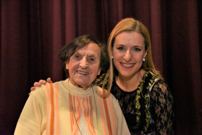 Seit vielen Jahren Stefanie-Hertel-Fan: Beim Adventskonzert am Samstagabend traf die 106-jährige Anna Seidel ihren Star hinter der Bühne.