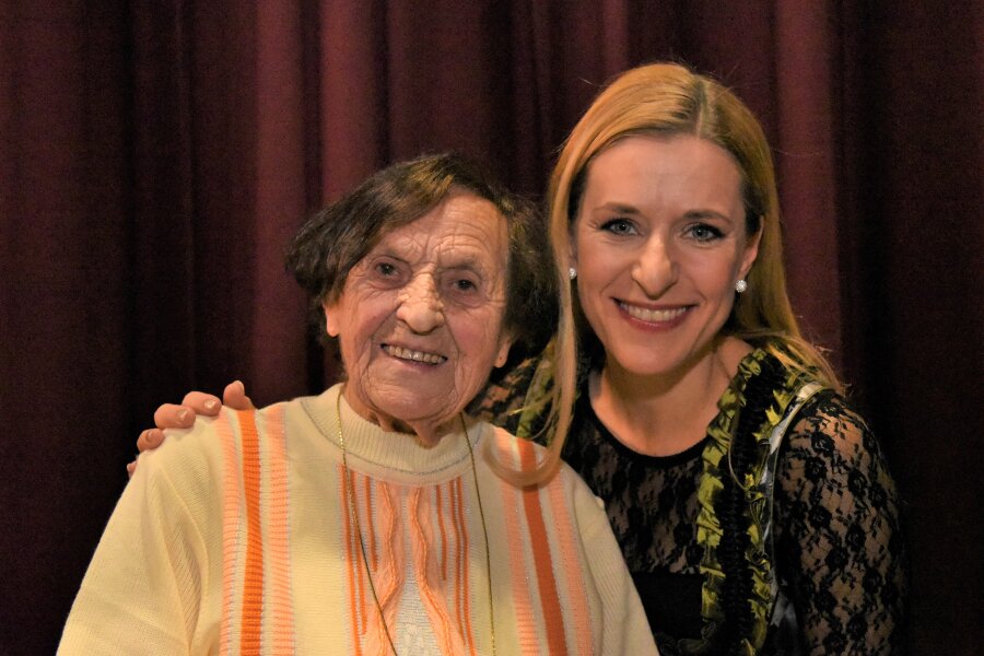 Seit vielen Jahren Stefanie-Hertel-Fan: Beim Adventskonzert am Samstagabend traf die 106-jährige Anna Seidel ihren Star hinter der Bühne.