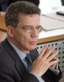 11. Juni: Anzeige gegen Kanzleramts-Chef - Unter Druck: Kanzleramtschef Thomas de Maizière (CDU).