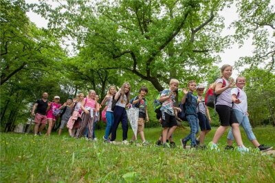 11. Sächsischer Wandertag in Plauen eröffnet - Die dritte Klasse der Herbart-Grundschule wurde von Wanderführer Michael Hendel begleitet, der den Jungen und Mädchen Wissenswertes über Natur und Umgebung vermittelte.