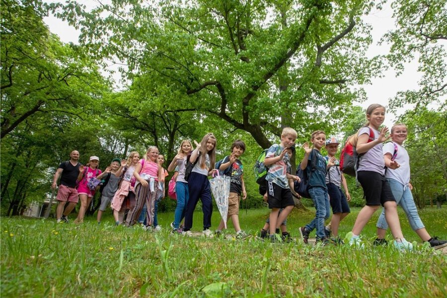 Die dritte Klasse der Herbart-Grundschule wurde von Wanderführer Michael Hendel begleitet, der den Jungen und Mädchen Wissenswertes über Natur und Umgebung vermittelte.