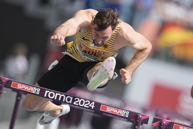 Der Deutsche Athlet Niklas Kaul springt im Zehnkampf über eine Hürde bei der Leichtathletik EM in Rom.
