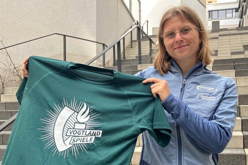 Beim Pressetermin in Plauen hat Kylie Garreis sie in dieser Woche schon mal das Teilnehmershirt für die Vogtlandspiele 2024 präsentiert.