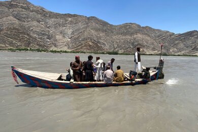 Nach eigenen Angaben sind Anwohner im Bezirk Mohmand Dara auf Boote als Transportmittel angwiesen, weil es keine Brücke gibt, die über den Fluss führt.