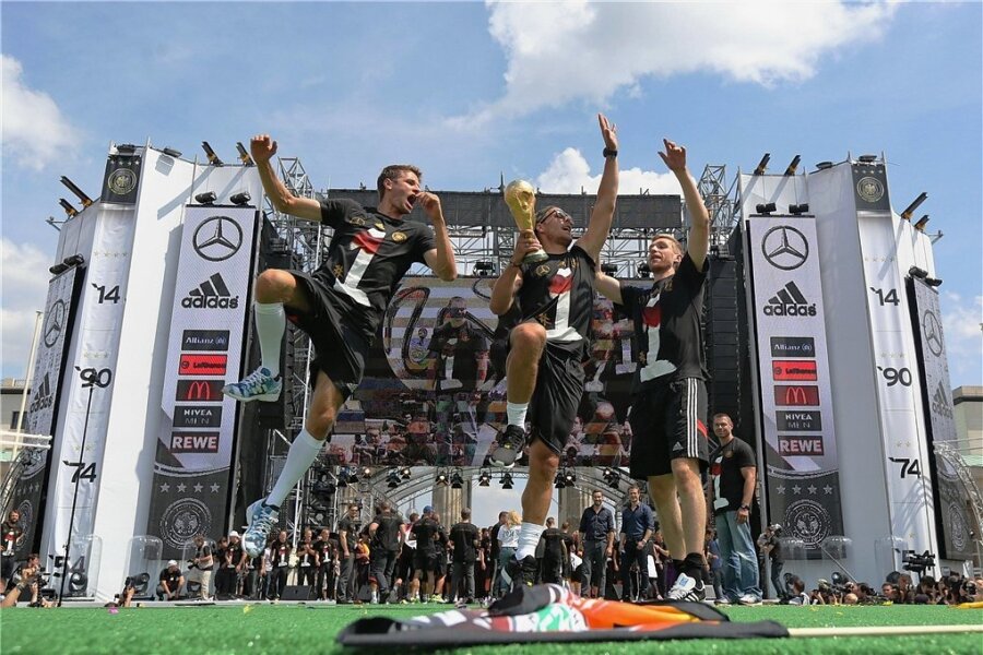 Nach dem Gewinn des Weltpokals wurden die Spieler in Berlin am Brandenburger Tor mit einer gigantischen Party gefeiert. 