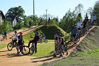 Die Eröffnung des Bikeparks Penig geriet am Dienstag zum Straßenfeger, mehr als 40 Biker kamen. Der Andrang sorgte für Warteschlangen auf den zwei Strecken.