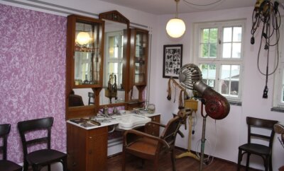 110 Jahre, 33 Lehrlinge und ein museumsreifes Inventar - Die historische Ladeneinrichtung des Salons hat im Museum in Blankenhain ein neues Zuhause gefunden. 