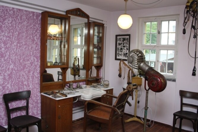 110 Jahre, 33 Lehrlinge und ein museumsreifes Inventar - Die historische Ladeneinrichtung des Salons hat im Museum in Blankenhain ein neues Zuhause gefunden. 