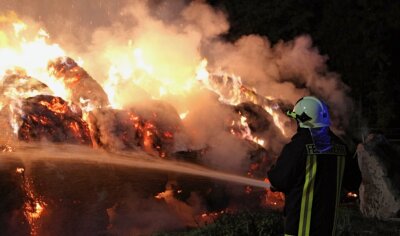 110 Strohballen in Flammen: Schon wieder Brandstiftung in Frankenberg? - 