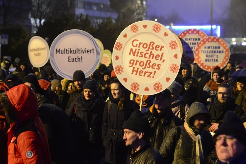 1100 Menschen demonstrieren für mehr Weltoffenheit in Chemnitz - Gegendemonstranten warben auf Papptellern für ein weltoffenes Chemnitz.