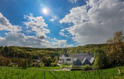 111 Flaschen Wein beim Rheingau Literatur Preis für Jügler - Der Himmel reißt bei wechselhaften Aprilwetter über dem Kloster Eberbach auf.