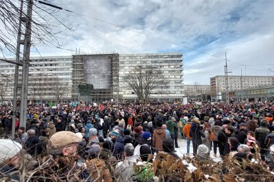 12.000 Chemnitzer demonstrieren gegen Rechtsextremismus und die AfD - Der Bereich vor dem Karl-Marx-Monument ist gefüllt.