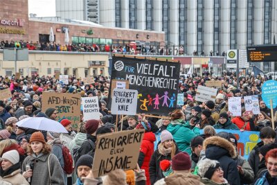 12.000 Menschen demonstrieren in Chemnitz gegen die AfD und für Vielfalt - Mehrere Tausend Menschen sind am Sonntagnachmittag in der Chemnitzer Innenstadt gegen die AfD auf die Straße gegangen.