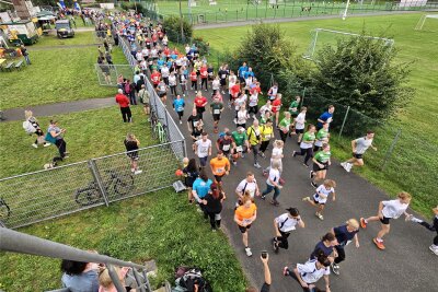 12. Firmenlauf im Vogtland: Das ist 2024 neu - Etwa 4000 Läuferinnen und Läufer beteiligten sich am 11. Firmenlauf 2023. Am Nachwuchstrakt wird das Feld zukünftig starten.
