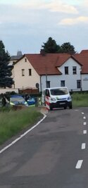12-Jährige setzt Notruf aus dem Auto ihres Entführers ab - Diese Handyaufnahme eines Augenzeugen zeigt den Polizeieinsatz in Söhesten bei Lützen, nachdem der Transporter gestoppt worden war.